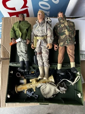 Vintage 12” G.I. Estojo de transporte Joe Footlocker com 3 figuras + uniformes, armas - Imagem 1 de 4
