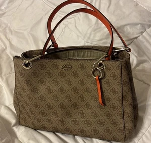 Bolso de Mano Guess Jacqui Mediano Cartera Logotipo de Firma Marrón Naranja FALTA CORREA - Imagen 1 de 11