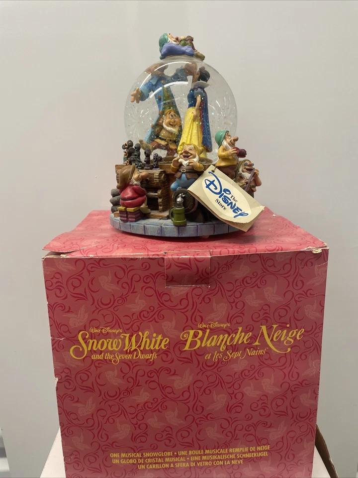 GLOBO DE NIEVE MUSICAL DISNEY SNOW WHITE & THE SEVEN DWARFS "I WHISTLE A HAPPY TUNE" Foto 1 de 4