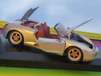 Diecast metal 1:18 MAISTO Models PORSCHE BOXSTER option plexiglass showcase. - Immagine 1 di 4