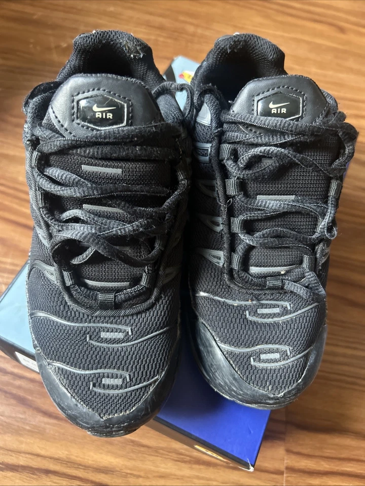 Nike Air Max Plus preto baixo tamanho 2Y - Imagem 1 de 4
