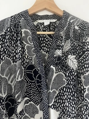 Diane Von Furstenberg Navy Floral Silk Freya Midi V-Neck Shirt Dress 3/4 Sleeve - Image 1 of 4