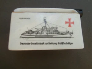 PORZELLAN-BEHÄLTER FÜR SCHREIBUTENSILIEN / Mit Abbildung eines Seenotkreuzers - Bild 1 von 1