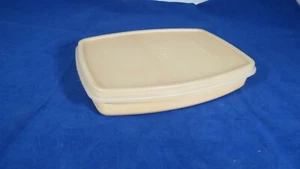 Vintage Tupperware #813-4 Lunch Snack Container Pre-Owned - Picture 1 of 6