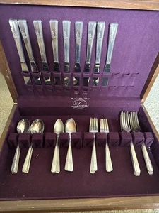 Vintage 1938 Oneida Grenoble Silveplate Silverware Flatware 45 pc Wood Box - Picture 1 of 10