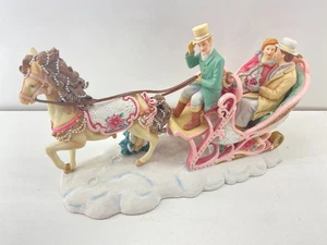 San Francisco Music Box Company Sentimental Rose Couple in Sleigh Beautiful Ltd - Foto 1 di 9