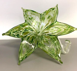 Vidrio artístico soplado estilo Murano 6 pétalos verde flor transparente mancha plateada vástago torcido - Imagen 1 de 10