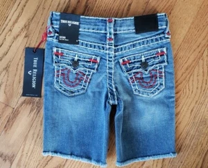 Neu mit Etikett True Religion Jungen Geno Super T Shorts, Größe 4, rote Nähte  - Bild 1 von 3