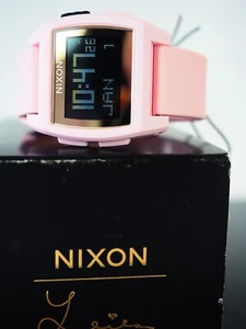 Reloj Digital Nixon Base Tide Leila Hurst Rosa Suave/Dorado Nuevo Con Etiquetas - Imagen 1 de 13