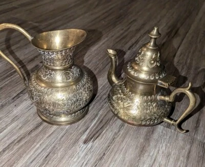 Juego de jarra y tetera India de latón grabado vintage Aladdin 6" grabado floral Foto 1 de 4