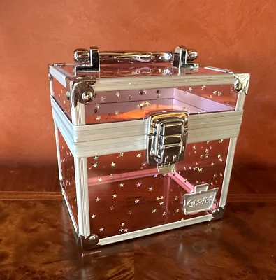 Estuche de plástico rosa Caboodles con detalles plateados y logotipo de maleta de estrellas iridiscentes Foto 1 de 4