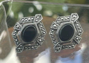 Pendientes perforados de metal plateado vintage de aspecto victoriano piedra central negra - Imagen 1 de 2