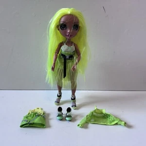 Muñeca de moda Rainbow High Cheer Karma Nichols (verde neón) - MGA - Imagen 1 de 8