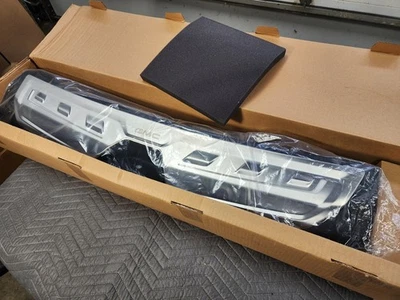 Placa de soleira de carga iluminada OEM 2021-2024 GMC Yukon / Yukon XL 84696717 preta - Imagem 1 de 4