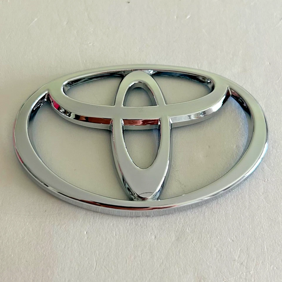 Front Grille Emblem Silver Chrome Badge for Toyota Sienna 2004-2006 - Image 1 of 2