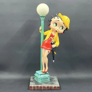 Figurina Betty Boop "Canta sotto la pioggia", prodotta da Danbury Mint - Foto 1 di 6