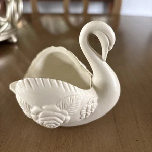 Schwan Elfenbein Porzellan mit Goldrand detailliertes Blumenmuster - Bild 1 von 10