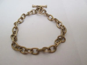 GOLD COLOURED T BAR FASTENING CHAIN BRACELET - Photo 1/3