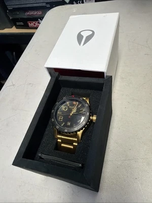 Reloj de cuarzo para hombre NIXON A277513 Diplomat esfera/bisel negro tono dorado Foto 1 de 4