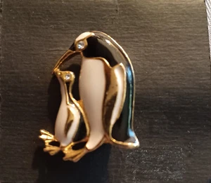 VINTAGE GOLD TONED & ENAMEL PENGUIN PIN BROOCH WITH RHINESTONE EYE - Picture 1 of 1