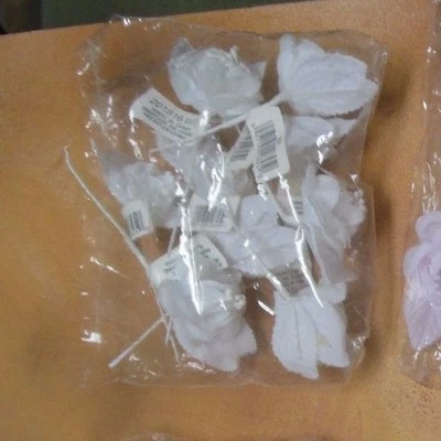 Nuevo Lote de 9 Rosas Pequeñas 2" de Ancho Danza Nupcial Artesanía Uso en un alambre Foto 1 de 4