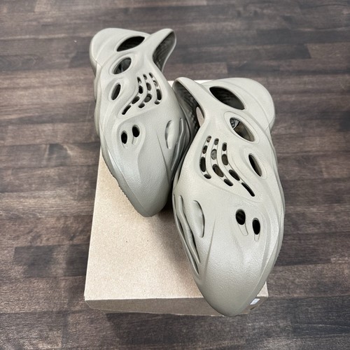 YEEZY Taglia 10 Adidas Yzy Foam Rnr Uomo Stile: Id4752 Stone Taupe (NUOVO)