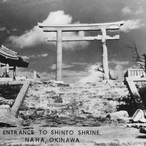 Postal RPPC Entrada al Santuario Sintoísta Naha Bombardeo Batalla Okinawa C. 1947 - Imagen 1 de 3