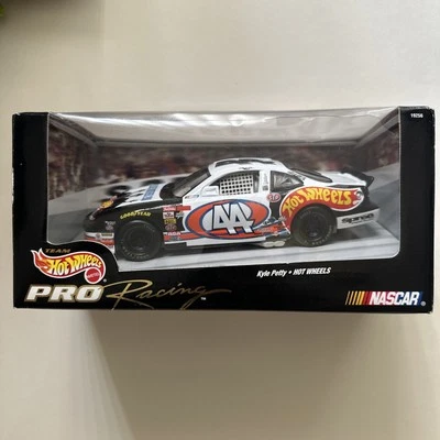 2000 Hot Wheels Pro Racing Kyle Petty #44 Blues Brothers Pontiac NASCAR 1:24 C72 - Image 1 of 4