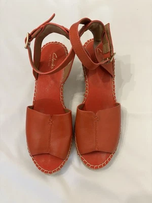 Sandalias de cuña Clarks para mujer coral punta abierta correa al tobillo talla 9 M Foto 1 de 4