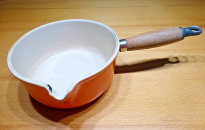 Le Creuset Stieltopf kasserolle Gusseisen Emailliert Holzgriffe 16 cm Orange - Bild 1 von 4