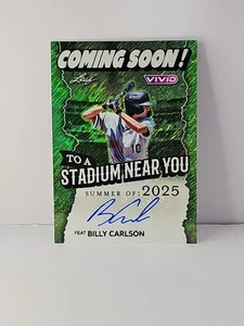 2025 Leaf Vivid Billy Carlson Green Shimmer Auto #D/8 - Bild 1 von 2