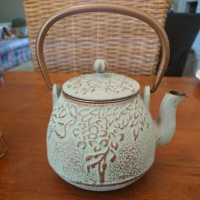 Hojas de tetera de hierro fundido en relieve verde claro 🍃 Leer Foto 1 de 4