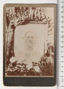 Vtg 1927 Cabinet Card Photo Of A Photo Of A Military Soldier Dahlias Flowers Man - Imagen 1 de 2