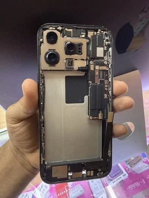 Marco medio iPhone 16 Pro Max, cámara trasera, cámara frontal, puerto de carga,  Foto 1 de 4