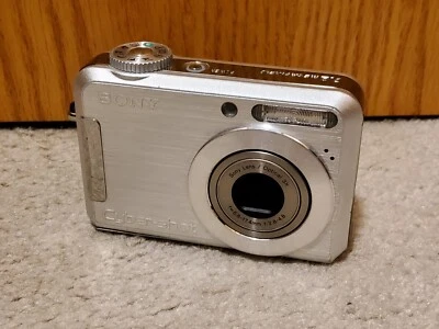 Sony Cyber-shot DSC-S700 7.2MP Digital Camera Silver with Carry Case Strap Card - Image 1 of 4