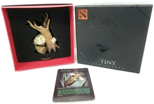 Figura de vinilo y tarjeta de descarga de barril de tesoro DOTA 2 Tiny Demiheroes ABIERTA - Imagen 1 de 4