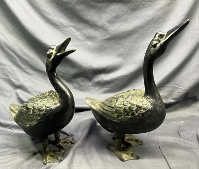 Par de gansos antiguos japoneses Meiji de hierro fundido de mediados del siglo XX ¡Hermosos! Foto 1 de 4