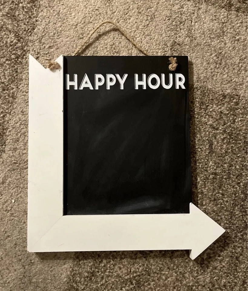 Letrero de pizarra negra Happy Hour colgante flecha blanca decoración de pared Foto 1 de 1