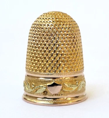 SUBLIME ancien DE A COUDRE OR MASSIF poinçon COQ 1798-1809 décor FEUILLES BLASON - Photo 1/4