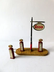DINKY TOYS, una gasolinera ESSO (MECCANO LTD. 781) con tres surtidores - Imagen 1 de 9