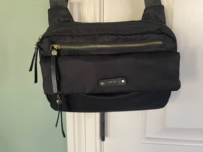 Cartera TUTILO NEW YORK Boost Bandolera Negra Nylon Múltiples Secciones Acentos Dorados Foto 1 de 4