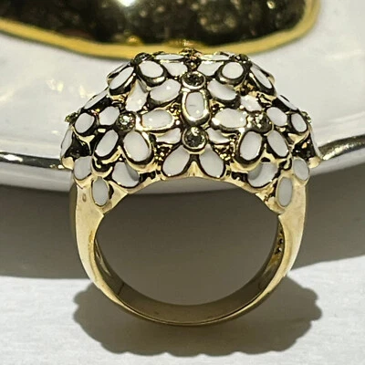 Anillo de cóctel con cúpula banda dorada flor blanca margarita talla 6, 7 y 8 Foto 1 de 4