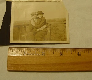 Fotografía de colección al aire libre pareja joven LGBTQ+ interés años 20 1930 instantánea - Imagen 1 de 4