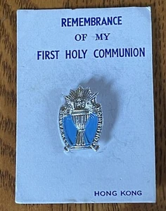 Vintage silberfarbene ERSTE 1. HEILIGE KOMMUNION ANSTECKNADEL katholisch religiös Erinnerung - Bild 1 von 3
