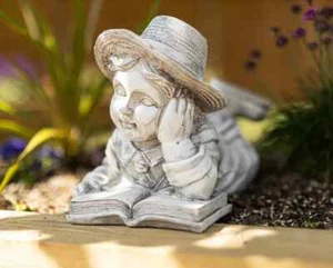 Estatua de lectura de niño pequeño adorno de jardín exterior decoración antigua fundida a mano - Imagen 1 de 24
