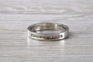 Traditionelles Weißgoldband mit Diamanten besetzt im Rundschliff - Bild 1 von 10