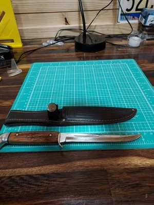 老式1940 - 1965年箱形手柄固定刀片狩猎刀带皮革护套 — 第 1/4 张图片