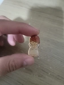 Vintage Precious Moments Puppe goldfarbene Emaille Anstecknadel  - Bild 1 von 2