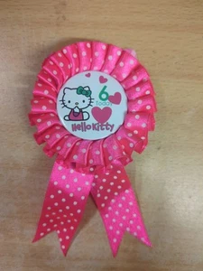 Hello Kitty Rosette Geburtstagsabzeichen Alter 6 11C - Bild 1 von 1
