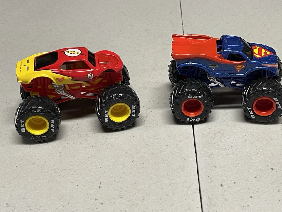 Monster Jam DC Comics Diecast Monster Trucks LOTE de 2 Superman y Flash 1:64 Foto 1 de 4